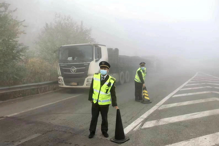 唐津高速：大雾天气路警联动 压车带道护航出行（史登峰）_副本.jpg