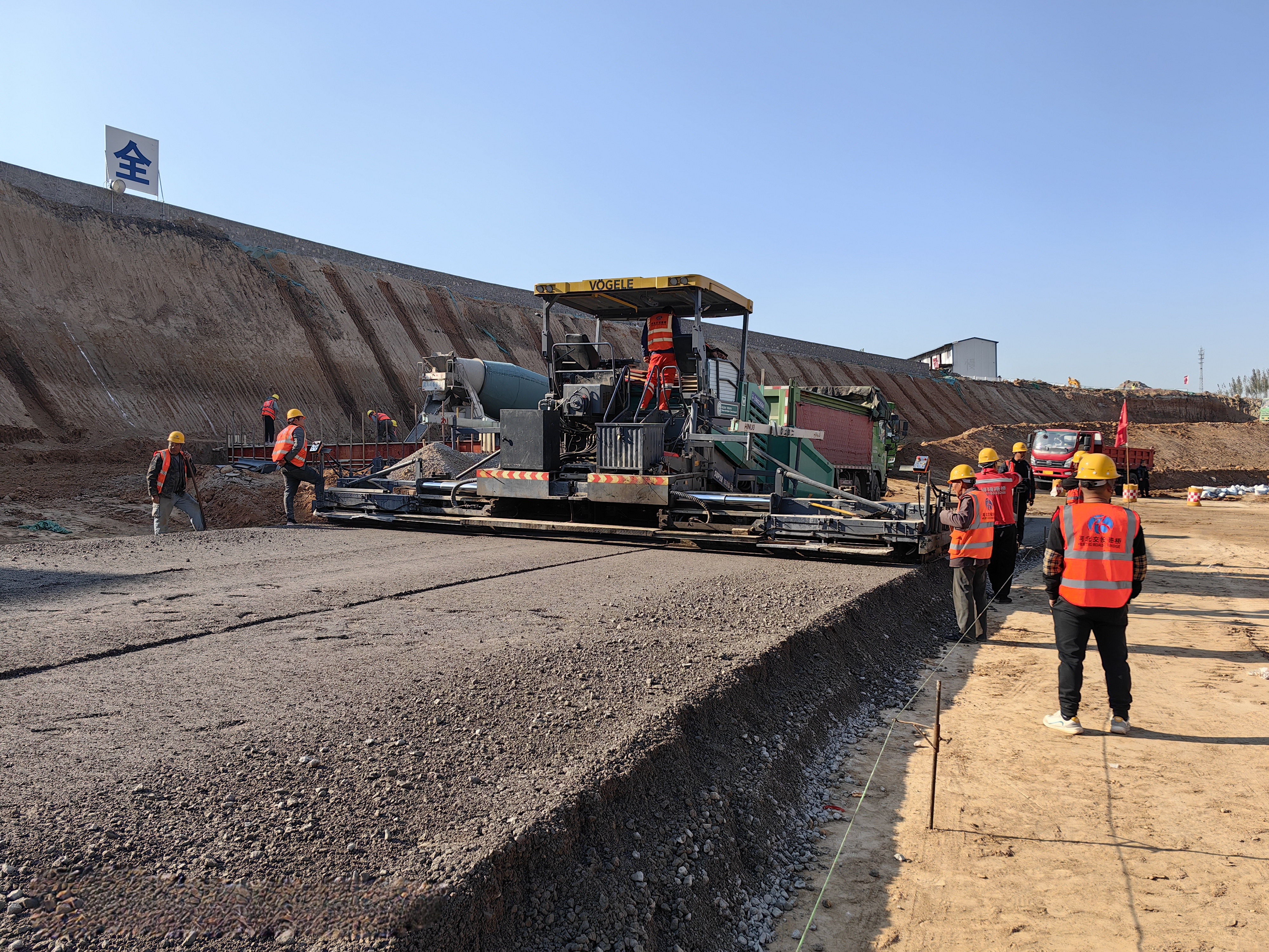 此次基层水稳施工是道路质量控制的关键工序,为接下来全线水稳摊铺