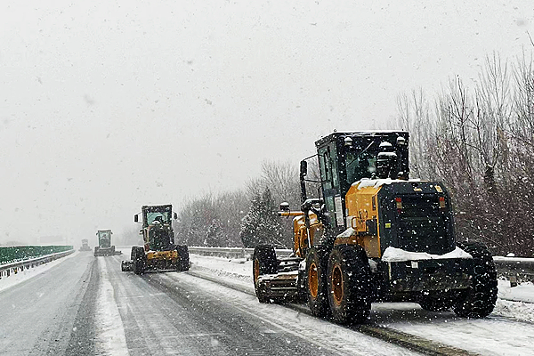 公司平地机助力迎战强降雪 照片1.jpg