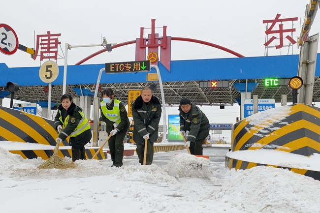 河北交投集团唐津高速：昼夜除雪压速带道保畅通6_副本.jpg