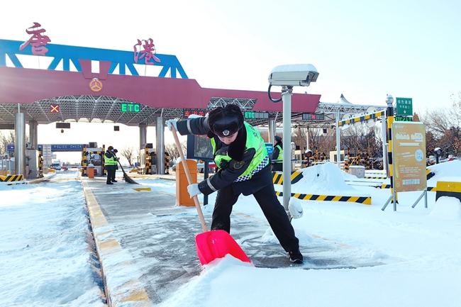 河北交投集团唐津高速：昼夜除雪压速带道保畅通5_副本.jpg