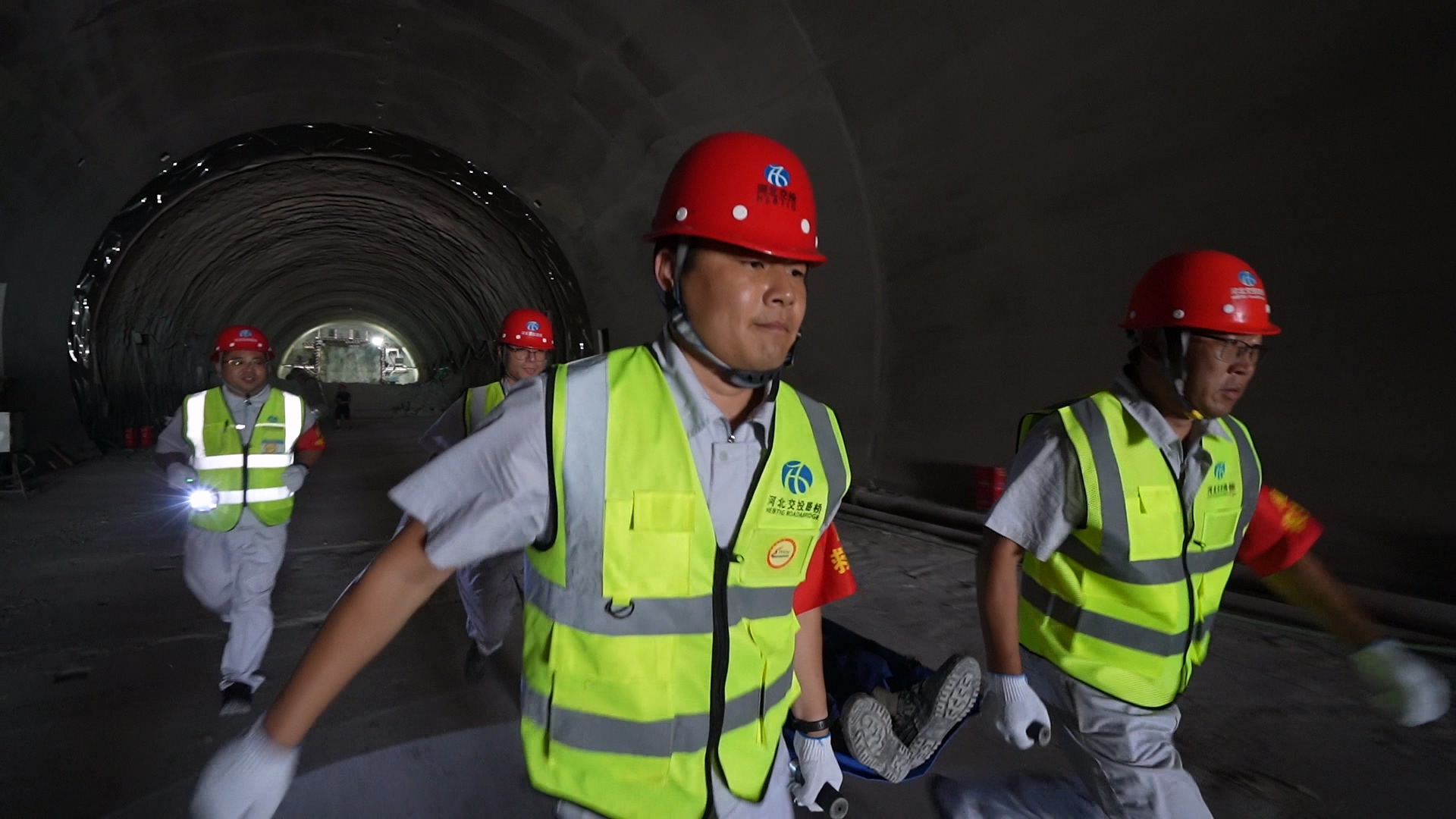 李建华3-石太改扩建项目主体5分部开展隧道防坍塌应急救援演练.jpg